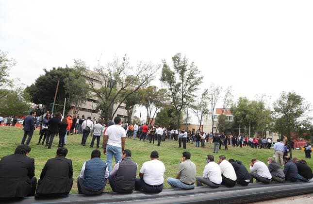 People leave their homes after hearing the seismic alert at the zone of Tlatelolco, in Mexico City, Mexico, 23 June 2020. An earthquake of magnitude 7.1 was registered 12 kilometers from the municipality of Crucecita, in the southern state of Oaxaca, and was felt in various parts of the country activating the seismic alert in the capital. 7.1 magnitude earthquake shakes southern and central Mexico !ACHTUNG: NUR REDAKTIONELLE NUTZUNG!  Copyright: xMarioxGuzmanx MEX3074 20200623-637285399168465386