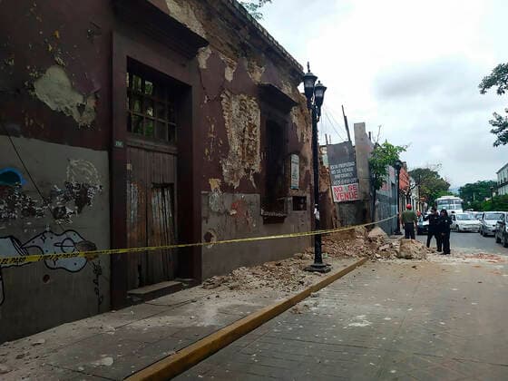 Erdbeben in Mexiko (200623) -- OAXACA (MEXICO), June 23, 2020 -- Photo taken on June 23, 2020 shows debris on a street after an earthquake in Oaxaca, Mexico. An earthquake with a magnitude of 7.4 jolted 12 km SSW of Santa Maria Zapotitlan of Mexico at 15:29:05 GMT on Tuesday, the U.S. Geological Survey said. (Str Xinhua) MEXICO-OAXACA-EARTHQUAKE e STR 