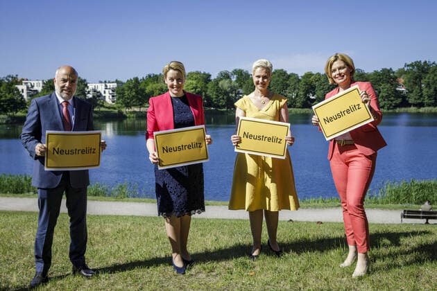 Bilder des Jahres 2020, News 06 Juni News Themen der Woche KW26 V.l.n.r.: Markus Kerber, Staatssekretaer im Bundesministerium des Innern, fuer Bau und Heimat, Bundesfamilienministerin Franziska Giffey, SPD, Manuela Schwesig, Ministerpraesidentin von Mecklenburg-Vorpommern, SPD, und Bundeslandwirtschaftsministerin Julia Kloeckner, CDU, aufgenommen im Anschluss an den Festakt zur Gruendung der Deutschen Stiftung fuer Engagement und Ehrenamt in Neustrelitz, 23.06.2020. Neustrelitz Deutschland *** V l n r Markus Kerber, State Secretary in the Federal Ministry of the Interior, for Building and Homeland Affairs, Federal Minister for Family Affairs Franziska Giffey, SPD, Manuela Schwesig, Minister President of Mecklenburg-Western Pomerania, SPD, and Federal Minister of Agriculture Julia Kloeckner, CDU, reco Copyright: xJaninexSchmitz photothek.netx