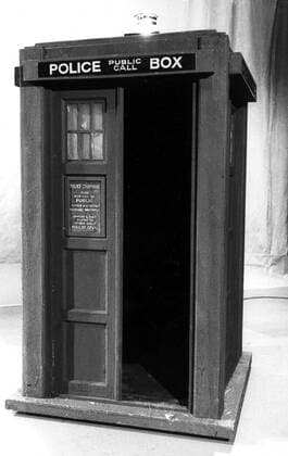 DOCTOR WHO DOCTOR WHO THE TARDIS. Strictly editorial use only in conjunction with the promotion of the film. Credit line mandatory. This image is copyright of the film company and is supplied under the terms of issue as film still. No commercial or book cover use permitted without prior consent from the film company.  Mandatory credit line: Image courtesy BBC Ronald Grant Archive Mary Evans