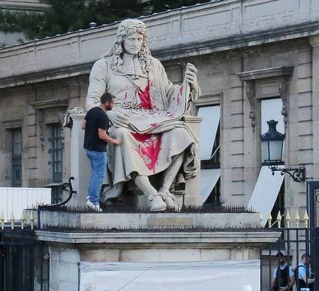 Bilder des Jahres 2020, News 06 Juni News Themen der Woche KW26 News Bilder des Tages Paris, Denkmal von Colbert geschändet EXCLUSIF: la statue de Colbert asperge de peinture rouge et tague a l assemblee nationale NEWS : assemblee nationale - Paris - 23 06 2020 JonathanRebboah Panoramic 