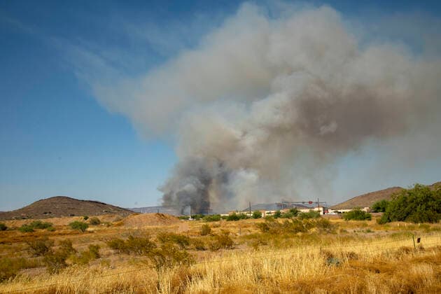 News Bilder des Tages USA, Buschfeuer in Arizona Phoenix AZ - June 23: Evacuation ordered due to a 50 acre brush fire in North Phoenix, Arizona on June 23, 2020. Copyright: xDamairsxCarter MediaPunchx