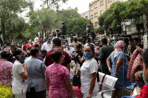 Erdbeben in Mexiko (200623) -- MEXICO CITY, June 23, 2020 -- People are seen on a street after an earthquake in Mexico City, capital of Mexico, on June 23, 2020. An earthquake with a magnitude of 7.4 jolted 12 km SSW of Santa Maria Zapotitlan of Mexico at 15:29:05 GMT on Tuesday, the U.S. Geological Survey said. Francisco Canedo) MEXICO-MEXICO CITY-EARTHQUAKE e FranciscoxCanedo 
