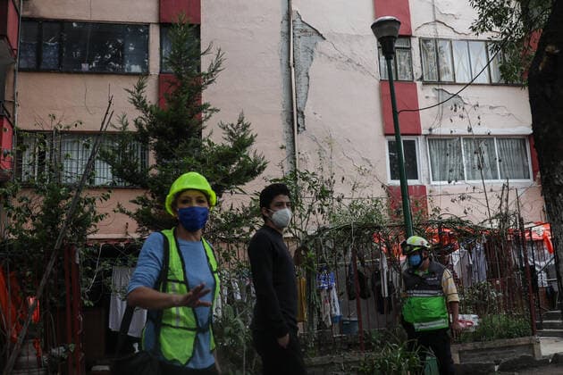 Erdbeben in Mexiko (200623) -- MEXICO CITY, June 23, 2020 (Xinhua) -- Civil defense personnel are seen outside a damaged building in Mexico City, capital of Mexico, on June 23, 2020. An earthquake with a magnitude of 7.4 jolted 12 km SSW of Santa Maria Zapotitlan of Mexico at 15:29:05 GMT on Tuesday, the U.S. Geological Survey said. (Xinhua Francisco Canedo) MEXICO-MEXICO CITY-EARTHQUAKE 