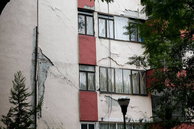 Erdbeben in Mexiko (200623) -- MEXICO CITY, June 23, 2020 (Xinhua) -- A damaged building is seen after an earthquake in Mexico City, capital of Mexico, on June 23, 2020. An earthquake with a magnitude of 7.4 jolted 12 km SSW of Santa Maria Zapotitlan of Mexico at 15:29:05 GMT on Tuesday, the U.S. Geological Survey said. (Xinhua Francisco Canedo) MEXICO-MEXICO CITY-EARTHQUAKE 