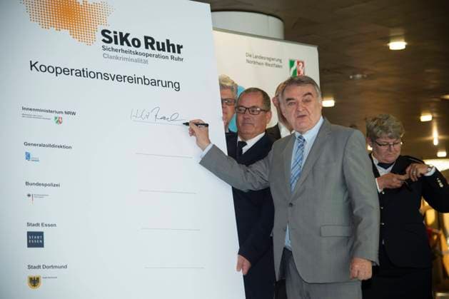 Herbert REUL, Politiker, CDU, Innenminister des Landes Nordrhein-Westfalen, unterzeichnet den Kooperationsvertrag ,,Sicherheitskooperation Ruhr zur Bekämpfung der Clankriminalitaet,, (SiKo Ruhr) am 22.06.2020 in Essen *** Herbert REUL, politician, CDU, Minister of the Interior of North Rhine-Westphalia, signs the cooperation agreement Security Cooperation Ruhr to Combat Clan Crime, SiKo Ruhr on 22 06 2020 in Essen