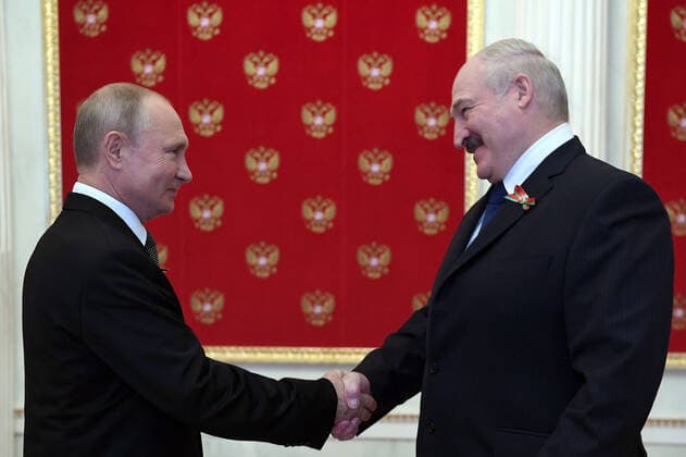 News Bilder des Tages MOSCOW, RUSSIA - JUNE 24, 2020: Russia s President Vladimir Putin (L) and Belarusian President Alexander Lukashenko shake hands during a ceremony in the Moscow Kremlin, in which the Russian president welcomed foreign leaders and honoured guests who have been invited to attend a Victory Day parade in Red Square. Victory Day parades across Russia have been postponed from 9 May to 24 June due to restrictions imposed to prevent the spread of the novel coronavirus. Alexei Nikolsky Russian Presidential Press and Information Office TASS  TS0DDC45