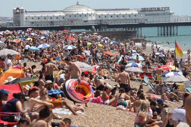 Bilder des Jahres 2020, News 06 Juni News Themen der Woche KW26 News Bilder des Tages . 24 06 . Brighton, United Kingdom . Hot weather in Brighton, United Kingdom  xStephenxLockx xi-Imagesx IIM-21325-0031