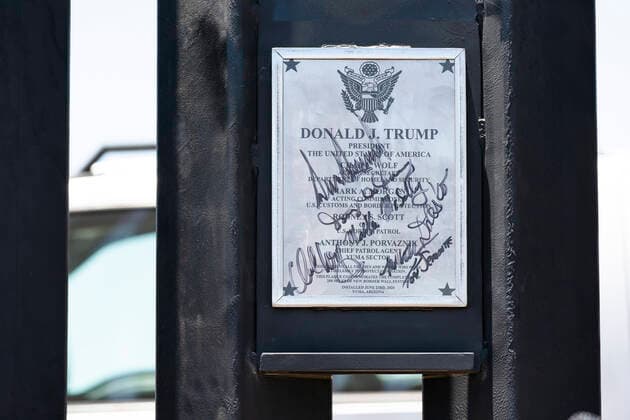 June 23, 2020 - Yuma, Arizona - President DONALD TRUMP signs a plaque Tuesday, June 23, 2020, commemorating the 200th mile of new border wall along the U.S.-Mexico border near Yuma. Yuma USA - ZUMAz03_ 20200623_sha_z03_405 Copyright: xWhitexHousex