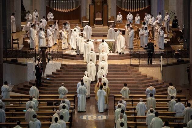 June 19, 2020, Barcelona, SPA: Asistentes protegidos atienden en la celebracioÂ³n de la primera misa en la Catedral de la Sagrada Familia desde el inicio del estado de alarma, oficiada por el cardenal Juan Joso Omella con motivo de las bodas de oro y plata de sacerdotes y dioÂ¡conos, en Barcelona, EspaoÂ±a, a 19 de junio de 2020. Barcelona SPA - ZUMAm67_ 20200619_zaf_m67_020 Copyright: xMarcxBrugatx