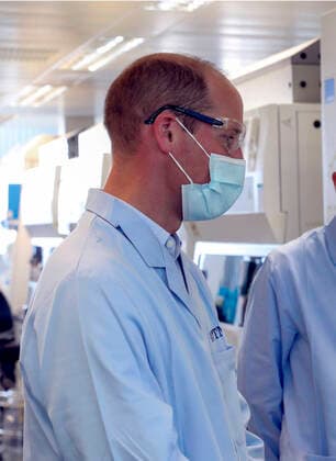 Prinz William besucht Impfstoff-Abteilung der Universität Oxford . 24 06 2020. Oxford, United Kingdom. The Duke of Cambridge during a visit to the University of OxfordÕs Oxford Vaccine Group, to learn more about their work to establish a viable vaccine against COVID-19.  xPoolx xi-Imagesx IIM-21328-0005
