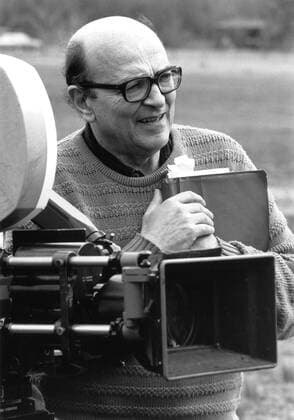 EVERYBODY WINS EVERYBODY WINS Karel Reisz directing Date: 1990. Strictly editorial use only in conjunction with the promotion of the film. Credit line mandatory. This image is copyright of the film company and is supplied under the terms of issue as film still. No commercial or book cover use permitted without prior consent from the film company.  Mandatory credit line: Image courtesy Orion Ronald Grant Archive Mary Evans
