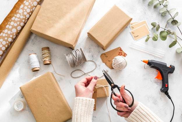 Hands of woman wrapping Christmas presents model released Symbolfoto JUNF01749