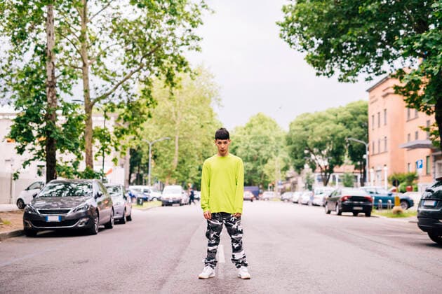 IMAGO Creative: Clickbait, Modetrends Cool young man standing on street in city model released Symbolfoto MEUF00602