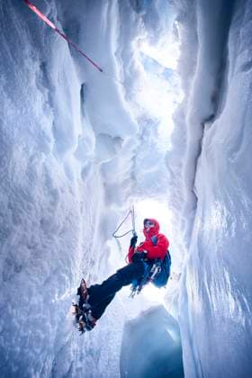 IMAGO Creative: Sport Dichotomien - Land und Wasser IMAGO Creative: Alternativer Wintersport Mountaineer climbing in crevasse, Glacier Grossvendediger, Tyrol, Austria model released Symbolfoto PNEF02596