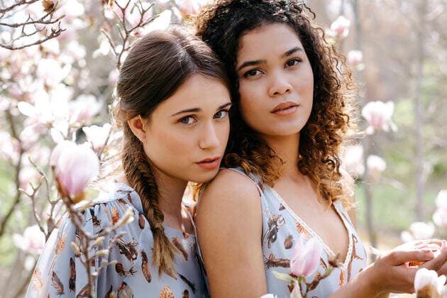 IMAGO Creative: Schwesternschaft Loving sisters standing in park during springtime model released Symbolfoto TCEF00667
