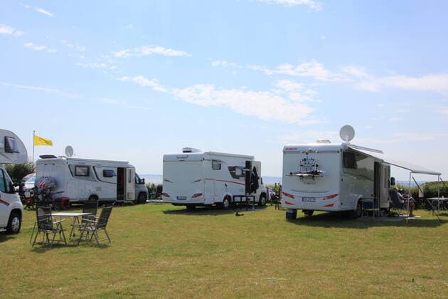 Camping in Deutschland anstatt Fernreisen Ostsee. So sieht es zur Zeit an vielen Campingplätzen bei sommerlichen Teperaturen in Deutschland aus. Urlauber aus ganz Deutschland lassen sich den Sommerurlaub durch die Coronapandemie nicht vermiesen und finden sich an der Deutschen Küste wieder zusammen. Campingplatzbetreiber berichten das die Plätze kurz vor den Sommerferien, schon voll ausgelastet sind. Urlaub, Corona, Coronapandemie, Ostsee, Meer, Schlesweig Holstein, Grömitz, Camping, Wohnmobil, Sommer, Ferien, Wetter, Juni, Hitze, Hitzerekord, Wetterprognose, Wettervorhersage, UV Strahlung, Ozonstrahlen, Travemünde, Timmendorferstrand, Campingplatz Grömitz Schleswig Holstein Deutschland Copyright: xMartinxDziadekx