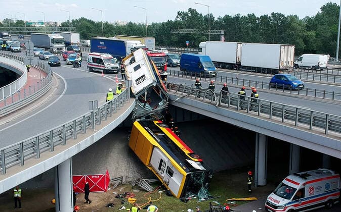 Bilder des Jahres 2020, News 06 Juni News Themen der Woche KW26 News Bilder des Tages A bus falls off the General Stefan Grot Rowecki Bridge in Warsaw A bus falls off the General Stefan Grot Rowecki Bridge at S8 on June 25, 2020 in Warsaw, Poland. Due to the accident one person died and over 20 got injured. EN_01434282_0028 