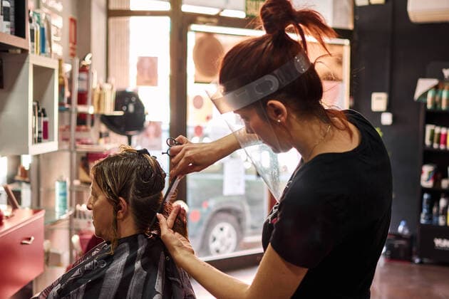 Hairdresser cuts a client s hair with a face shield Villena, Valencian Community, Spain CR_CRBL200605-417609-01 ,model released, Symbolfoto