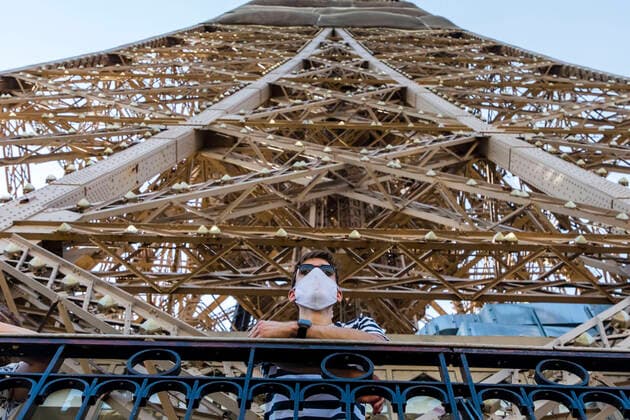 Bilder des Jahres 2020, News 06 Juni News Themen der Woche KW26 Paris, France June 25, 2020 - Official reopening to visitors at the Eiffel Tower. The emblematic monument of the capital had remained closed from March 13 due to the coronavirus outbreak. Only access by stairs to the 2nd floor is possible and wearing a mask is compulsory - Visitors enjoy the panorama TOUR EIFFEL, MONUMENT PARISIEN, TOURISME, SITE CULTUREL, DECONFINEMENT, SITE TOURISTIQUE MAJEUR, FRANCE, CAPITALE FRANCAISE, SYMBOLE, ICONE, VUE SUR PARIS, PANORAMA, MASQUE, EPIDEMIE, COVID19, CORONAVIRUS, PANDEMIE  Copyright: xVincentxIsorex