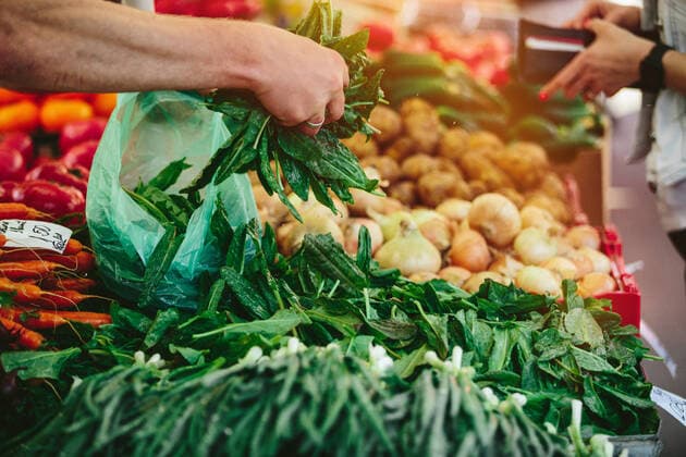 Shopping at Farmers market. Farmer s hands picking salad. , CR_DRHA200617-406804-01 ,model released, Symbolfoto