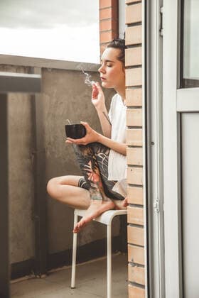 IMAGO Creative: Gesellschaft, Armut Girl house balcony with her doll during lockdown period due to covid-19 epidemic. Paris, IDF, France CR_EVUV200603B-392998-01 ,model released, Symbolfoto ,property released