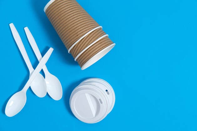 IMAGO Nature: Unsere Erde, Umweltverträgliche Herausforderungen des 21. Jahrhunderts, Recycling reusable cups on a blue background with plastic caps and spoons Seville, AL, Spain CR_FAGU200618-399801-01
