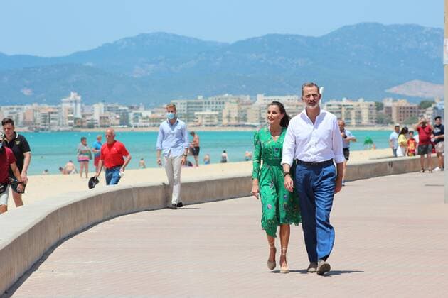 Bilder des Jahres 2020, Entertainment 06 Juni Entertainment Themen der Woche KW26 Entertainment Bilder des Tages Spanish King Felipe VI and Queen Letizia Ortiz visit Palma Beach on occasion of their travel to Balearic Islands in Palma de Mallorca, 25 June 2020. Cordon Press *** Spanish King Felipe VI and Queen Letizia Ortiz visit Palma Beach on occasion of their travel to Balearic Islands in Palma de Mallorca, 25 June 2020 Cordon Press 
