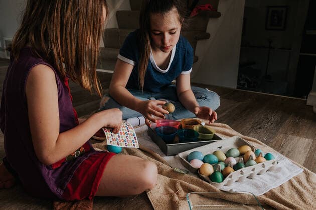 sisters dying chicken eggs inside the house Denver, CO, United States CR_JEMI200528A-384662-01 ,model released, Symbolfoto