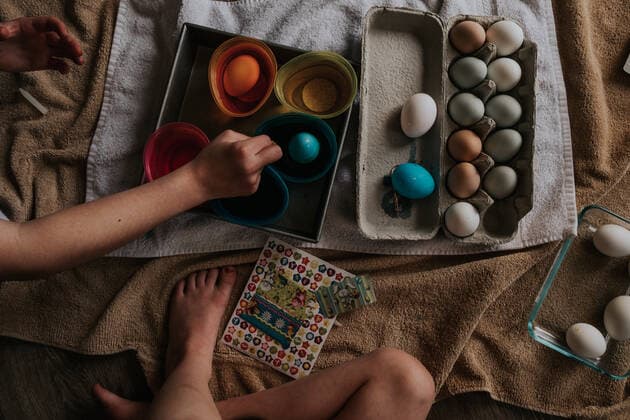 overhead shot of children dying eggs for easter Denver, CO, United States CR_JEMI200528A-384673-01 ,model released, Symbolfoto