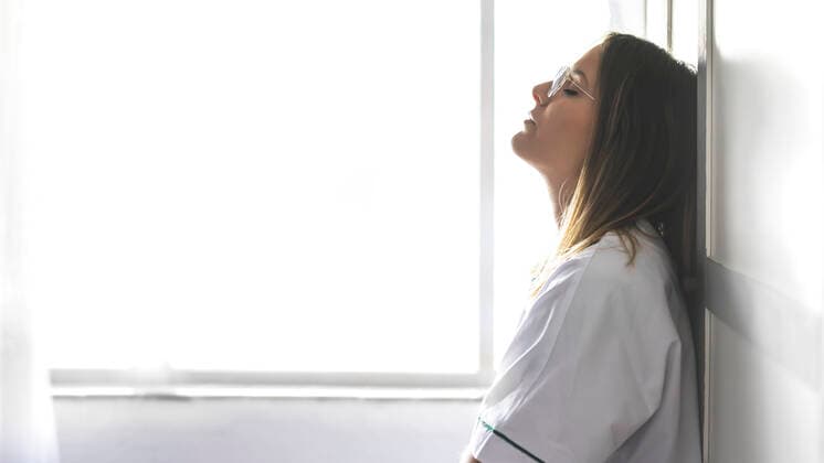 IMAGO Creative: Gesellschaft, Armut Tired nurse leaning on wall in hospital corridor Madrid, Community of Madrid, Spain CR_JFOMNK200604-394554-01 ,model released, Symbolfoto