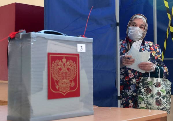 Bilder des Jahres 2020, News 06 Juni News Themen der Woche KW26 News Bilder des Tages YEKATERINBURG, RUSSIA - JUNE 25, 2020: A woman emerges from a booth at polling station No 1331 to cast her vote in the 2020 Russian constitutional referendum. The referendum on proposed amendments to the Russian constitution is held from June 25 through July 1, 2020. Donat Sorokin TASS  TS0DE1A6