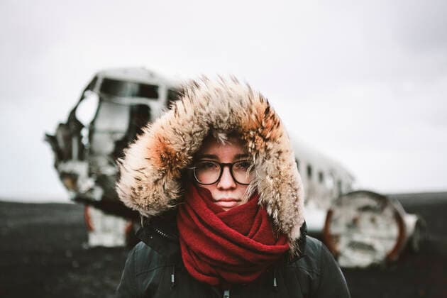 Adventurous portrait of young female infront of famous Icelandic wreck Vik, Iceland CR_MAKO200611B-393910-01 ,model released, Symbolfoto
