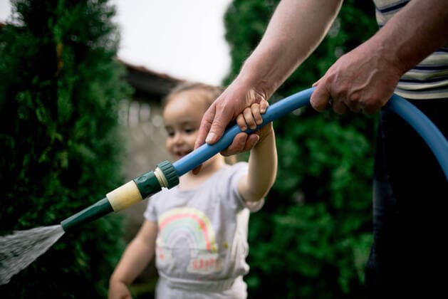 Little girl watering garden with her grandfather. Malo Laole, Brani?evo District, Serbia CR_NEST200611-415921-01 ,model released, Symbolfoto