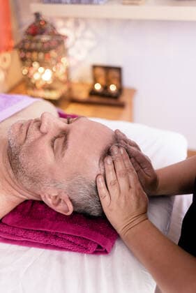 Female masseuse massaging a male patient s head Cerdanyola del Vallès, CT, Spain CR_RAFE200617B-404251-01 ,model released, Symbolfoto