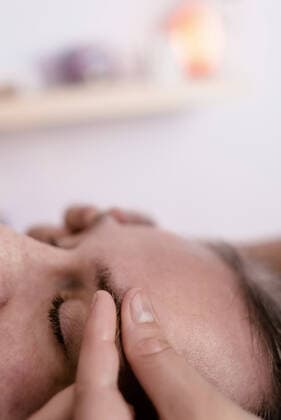 Female masseuse massaging a male patient s eyebrows Cerdanyola del Vallès, CT, Spain CR_RAFE200617B-404255-01 ,model released, Symbolfoto