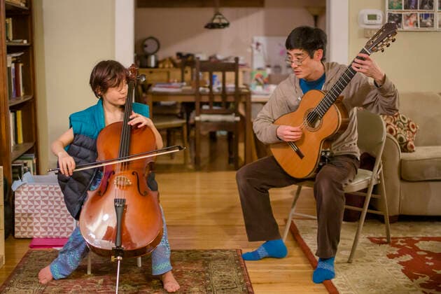 IMAGO Creative: Bildung, Musikerziehung a tween boy and his father play music together in living room at home Columbus, OH, United States CR_RETI200601A-359929-01 ,model released, Symbolfoto