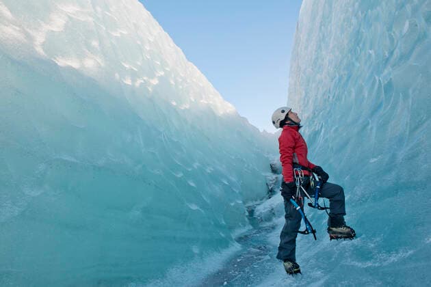 IMAGO Creative: Alternativer Wintersport woman climbing on the Fjallsjökull glacier in Iceland Skaftafell, Iceland CR_THHE200605B-399438-01 ,model released, Symbolfoto