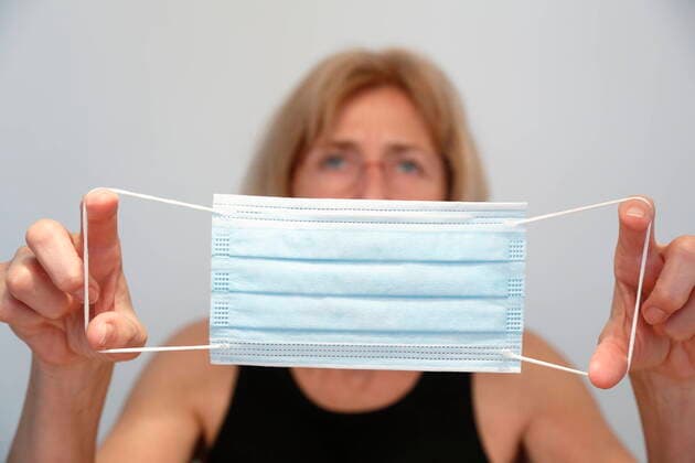 Corona-Pandemie: Maskenpflicht für Senioren? Österreich, Wien, 25.06.2020 Pensionistin Pensionärin Seniorin Rentnerin Pensionierte mit Corona-Mundschutz Papiermasken Wien Austria