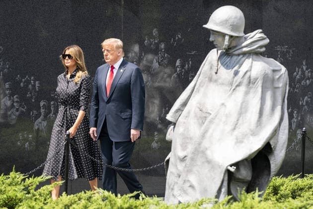 Bilder des Jahres 2020, News 06 Juni News Themen der Woche KW26 News Bilder des Tages President Donald Trump and First Lady Melania Trump tour the Korean War Veterans Memorial in Washington, DC, on Thursday, June 25, 2020. President Trump visited the Memorial to commemorate the 70th anniversary of the Korean War.  WAX20200625514 JIMxLOxSCALZO