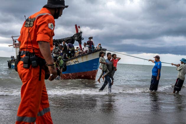 Bilder des Jahres 2020, News 06 Juni News Themen der Woche KW26 News Bilder des Tages June 25, 2020, North Aceh, Aceh, Indonesia: Acehnese fishermen help Rohingya migrants disembark from a boat as they arrive at Lancok beach in North Aceh, Aceh province. Dozens of Rohingya people were rescued at sea by Indonesian fishermen while drifting on a broken boat in waters off northernmost province s of Aceh, officials said. North Aceh Indonesia - ZUMAm250 20200625_zip_m250_001 Copyright: xZikrixMaulanax