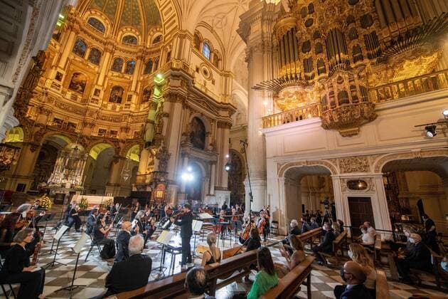 Musicians and members of a choir sing during a concert in memory of victims of the coronavirus pandemic at the Cathedral in Granada, southern Spain, 25 June 2020, on occasion of the opening of the 69th International Music Festival in Granada. 69th International Music Festival in Granada !ACHTUNG: NUR REDAKTIONELLE NUTZUNG!  Copyright: xmiguelxangelxmolinax(es-ES)x GRAF7394 20200625-637287226854727593