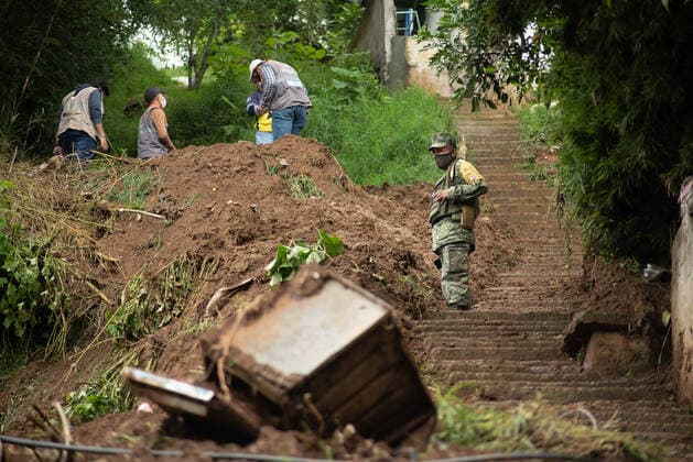 June 25, 2020, Xalapa, Veracruz, Mo xico: Members of the Mexican army help families affected by the landslides that have occurred since June 24. The damage so far is incalculable. Xalapa MÃ xico - ZUMAqp1_ 20200625_zip_qp1_009 Copyright: xHectorxAdolfoxQuintanarxPerezx