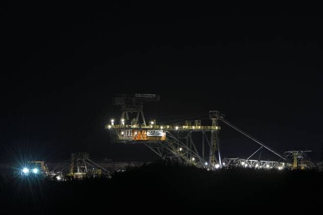 Jänschwalde - Erneuter Protest: Aktivisten besetzen Schufelradbagger 26.06.2020 Jäannschwalde, Tagebau Fotograf: LausitzNews Toni Lehder Das Aktionsbündnis Ende Gelände hat in der Lausitz in der Nacht zu Freitag erneut eine Aktion gestartet. Gegen 00:00 Uhr trafen sich etwa 30 Aktivist*innen am Tagebau Jänschwalde. Durch den Wald begaben sich die Kohlegegner an den Rand der Grube, schafften es unbemerkt auf das Werksgelände der LEAG. Ziel war der große Schaufelradbagger, der besetzt und mit Transparenten behangen werden soll. Informationen von Mitgliedern des Bündnisses zu Folge sind die Gruppen an ihren Zielen angekommen und werden sich bei Sonnenaufgang erkenntlich zeigen. Ziel der Aktion ist es, gegen die Klimapolitik, insbeso Copyright: xLausitzNews.de TonixLehderx
