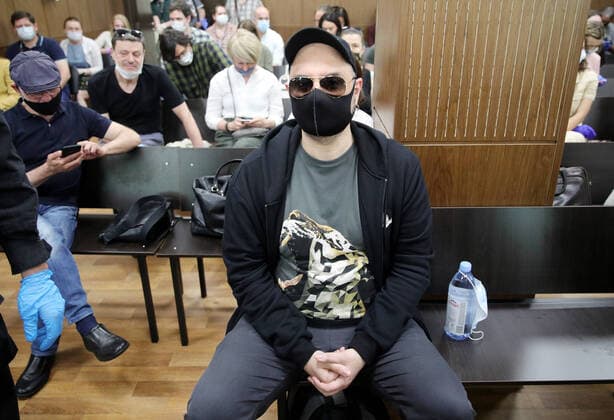 Bilder des Jahres 2020, Entertainment 06 Juni News Themen der Woche KW26 News Bilder des Tages MOSCOW, RUSSIA - JUNE 26, 2020: Stage and film director Kirill Serebrennikov (front), Gogol Center former general director Alexei Malobrodsky (L), charged with embezzlement of 133 million rubles of state funds, ahead of a sentencing hearing in the Seventh Studio case at Moscow s Meshchansky District Court . Sergei Bobylev TASS  TS0DE2C4