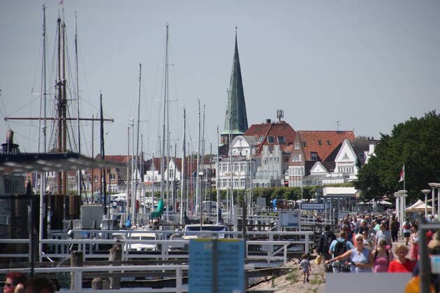Gästeansturm an der Ostsee - Urlaub in Zeiten von Corona Travemünde Lübeck ( Schleswig Holstein ). Urlaubsbeginn in Coronazeiten, strahlender blauer Himmel, hohe Temperaturen, Sonne satt und bestes Strandwetter. So lässt es sich aushalten! Sonnenanbeter aus ganz Deutschland stürmen an die Deutsche Küste. Wie von der Tourismusbranche erwartet sind Strände, Campingplätze, Hotels und Autobahnen voll! Sommer, Urlaub, Corona, Deutschland, Sonne, Meer, Ostsee, Travemünde, Timmendorf, Fähre, Covid19, Menschen, Menschenmassen, Strand, Strandurlaub, Sommer, Wetter, Sommerwetter, Temperaturen, Hitze, Hitzerekord, Wellen, Himmel, Wolken, Neustadt in Holstein, Extremhitze, Meteorologen, UV Strahlung Deutschland Copyright: xMartinxDziadekx