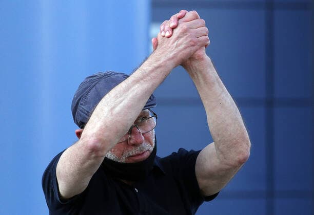 Bilder des Jahres 2020, News 06 Juni News Themen der Woche KW26 News Bilder des Tages Moskau, Alexei Malobrodski nach Gerichtsprozess MOSCOW, RUSSIA - JUNE 26, 2020: Gogol Center former director general Alexei Malobrodsky, charged with embezzlement of 133 million roubles of state funds, gestures as he leaves Moscow s Meshchansky District Court after a sentencing hearing in the Seventh Studio case. Malobrodsky has received a 2-year suspended sentence. TASS  TS0DE3D4