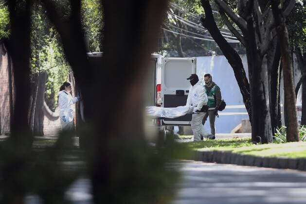 Forensic experts work on the removal of bodies in the area of the attack by an armed group on the secretary of citizen security Omar Garcia Harfuch, in Mexico City, Mexico, 26 June 2020. At least two bodyguards died in the attack according to sources from the Secretariat of Citizen Security (SSC) of the capital. Two bodyguards die in attack on Mexico City s security chief !ACHTUNG: NUR REDAKTIONELLE NUTZUNG!  Copyright: xSáshenkaxGutiérrezx MEX3208 20200626-637287909627566574