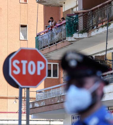 Bilder des Jahres 2020, News 06 Juni News Themen der Woche KW26 News Bilder des Tages Italian police and Army personnel surround the red zone, where 49 new cases of coronavirus infections were confirmed, in Mondragone, Southern Italy.  Copyright: xnonex xIPAx xKontrolabx