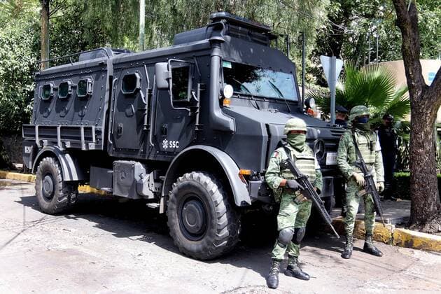 Agents of the National Guard patrol the outside of the hospital at the south of the capital, where the secretary of Citizen Security Omar Garcia Harfuch is intervened after the attack by an armed group, in Mexico City, Mexico, 26 June 2020. At least two bodyguards died in the attack according to sources from the Secretariat of Citizen Security (SSC) of the capital. Two bodyguards die in attack on Mexico City s security chief !ACHTUNG: NUR REDAKTIONELLE NUTZUNG!  Copyright: xJoséxPazosx MEX3225 20200626-637287964048867900